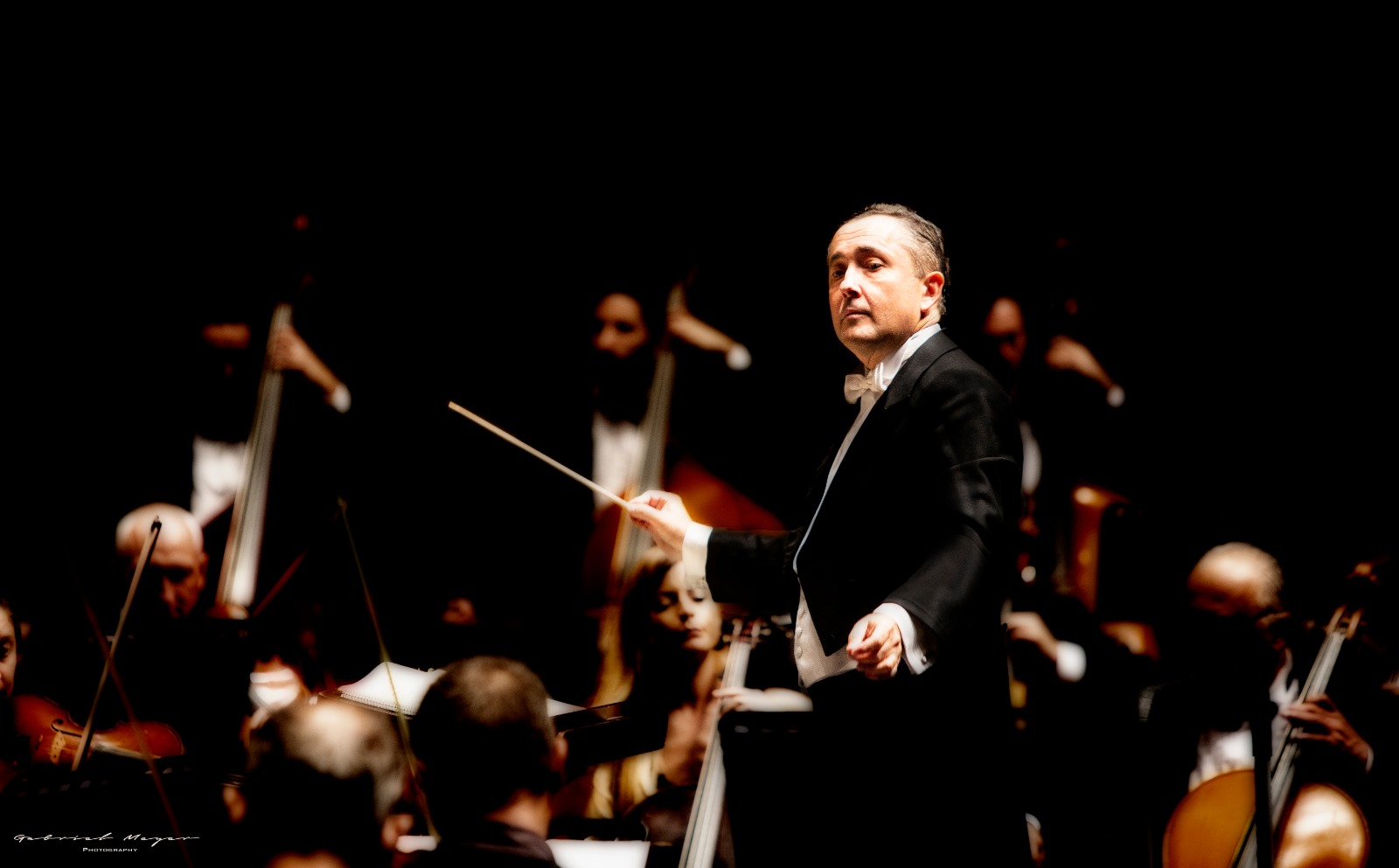 José Francisco Sánchez dirigiendo a la orquesta